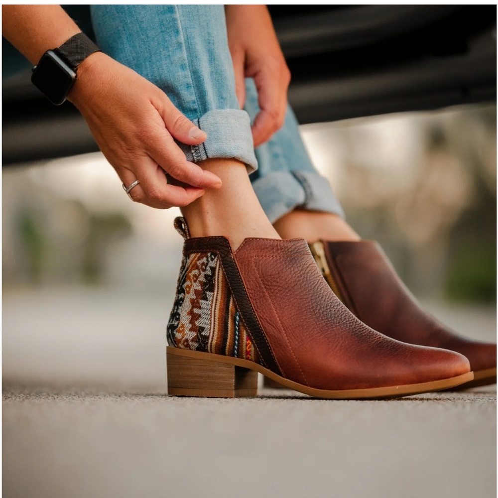 New in box Inkkas Bootie Brown Leather Peruvian Textile Heel Side Zip 9